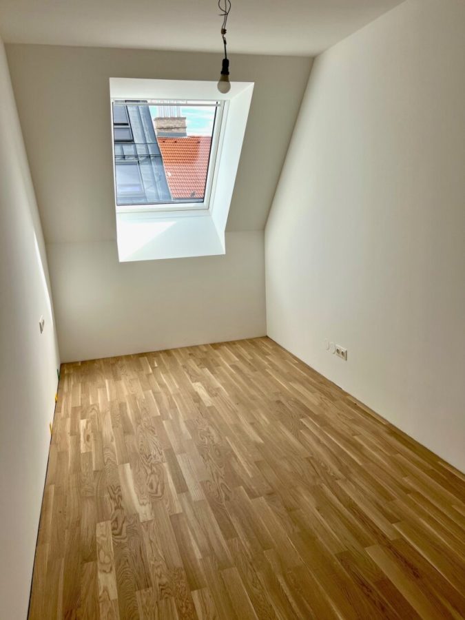 4-Zimmer-Dachgeschosswohnung (Massivbauweise) mit Terrassen in generalsaniertem Altbau - Bild