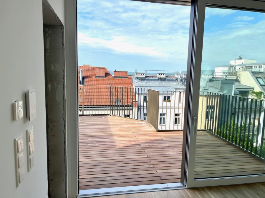 4-Zimmer-Dachgeschosswohnung (Massivbauweise) mit Terrassen in generalsaniertem Altbau - Bild