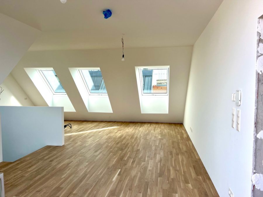 4-Zimmer-Dachgeschosswohnung (Massivbauweise) mit Terrassen in generalsaniertem Altbau - Bild