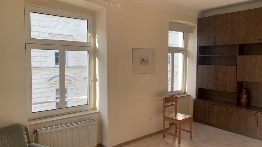 Sonnige Kleinwohnung im Altbauhaus zum Sanieren - Bild