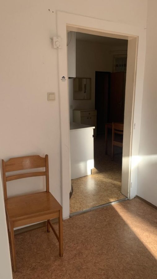 Sonnige Kleinwohnung im Altbauhaus zum Sanieren - Bild