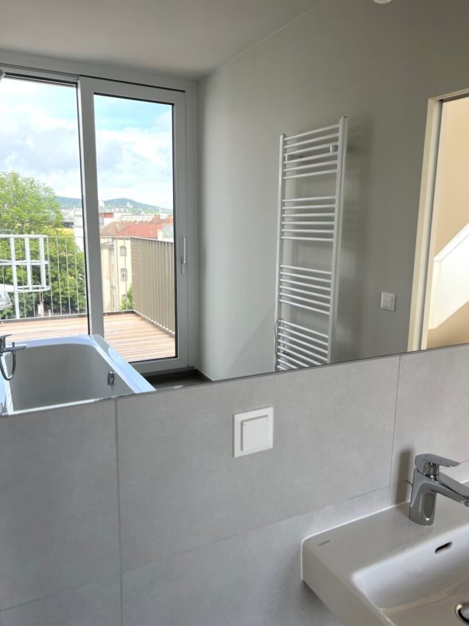 4-Zimmer-Dachgeschosswohnung (Massivbauweise) mit Terrassen in generalsaniertem Altbau - Bild