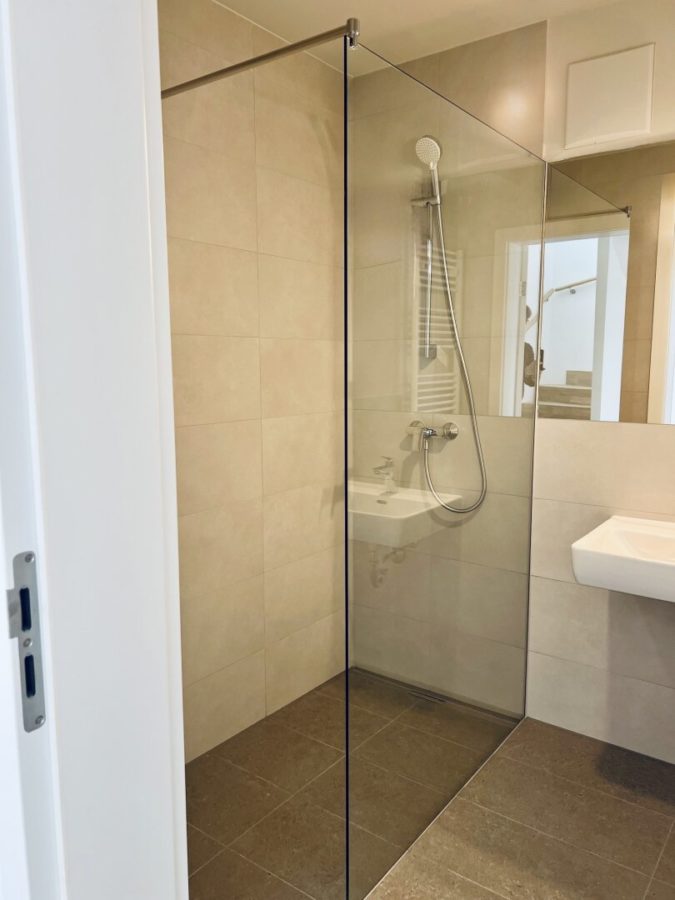 4-Zimmer-Dachgeschosswohnung (Massivbauweise) mit Terrassen in generalsaniertem Altbau - Bild