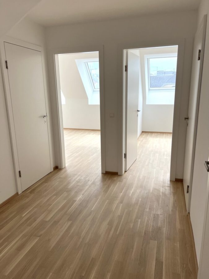 4-Zimmer-Dachgeschosswohnung (Massivbauweise) mit Terrassen in generalsaniertem Altbau - Bild