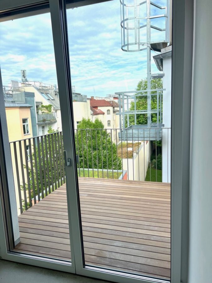 3-Zimmer-Dachgeschosswohnung (Massivbauweise) mit Balkon in generalsaniertem Altbau - Bild