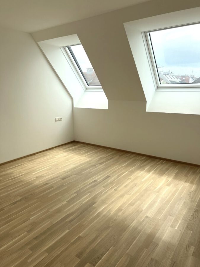 4-Zimmer-Dachgeschosswohnung (Massivbauweise) mit Terrassen in generalsaniertem Altbau - Bild
