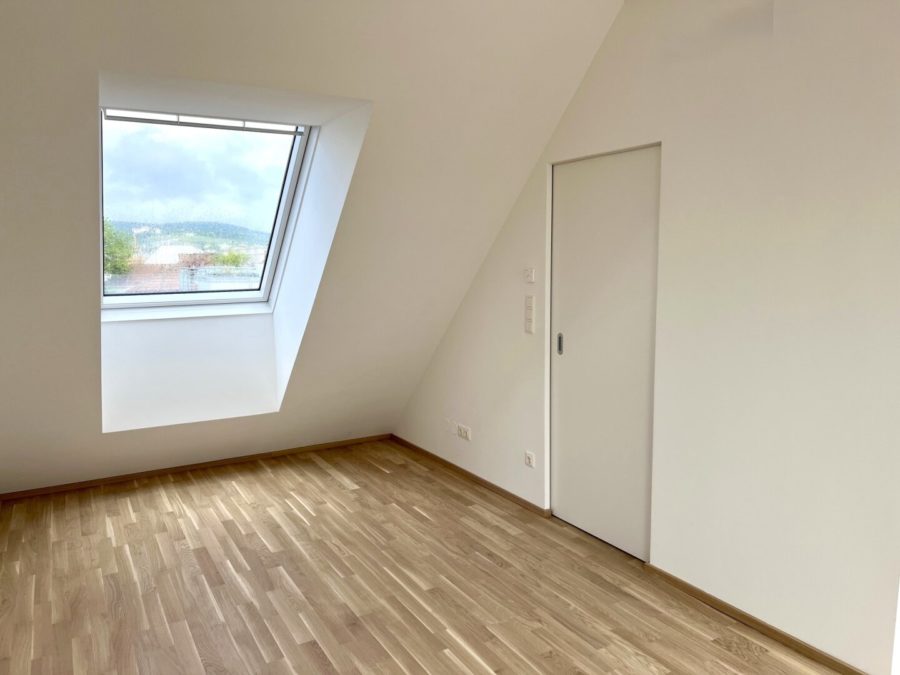 4-Zimmer-Dachgeschosswohnung (Massivbauweise) mit Terrassen in generalsaniertem Altbau - Bild