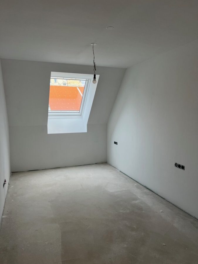 3-Zimmer-Dachgeschosswohnung (Massivbauweise) mit Balkon in generalsaniertem Altbau - Bild