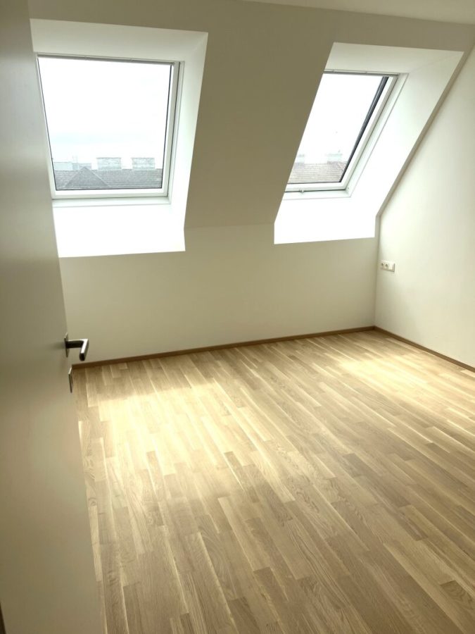 4-Zimmer-Dachgeschosswohnung (Massivbauweise) mit Terrassen in generalsaniertem Altbau - Bild