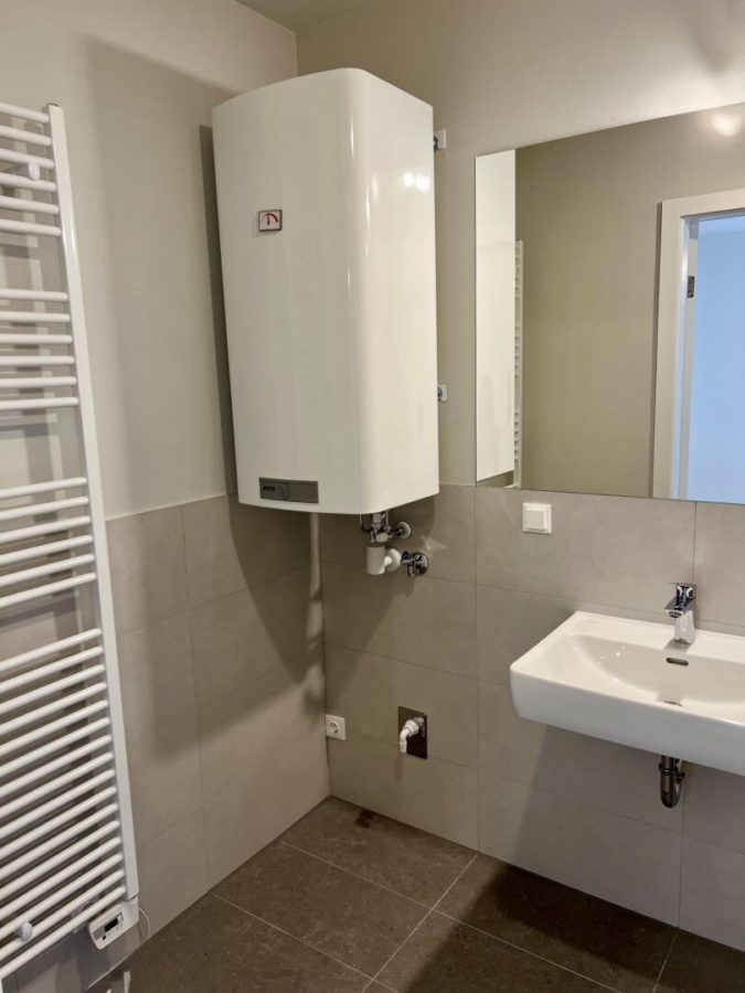 2-Zimmer-Dachgeschosswohnung (Massivbauweise) in generalsaniertem Altbau mit Loggia - Bild