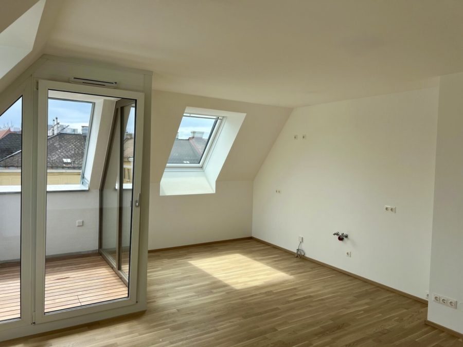2-Zimmer-Dachgeschosswohnung (Massivbauweise) in generalsaniertem Altbau mit Loggia - Bild