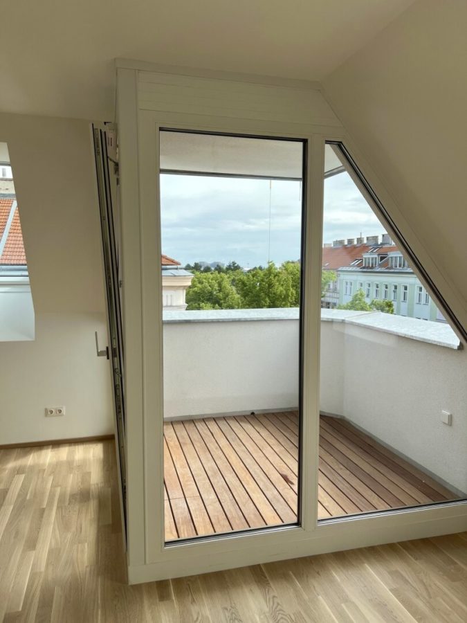 2-Zimmer-Dachgeschosswohnung (Massivbauweise) in generalsaniertem Altbau mit Loggia - Bild