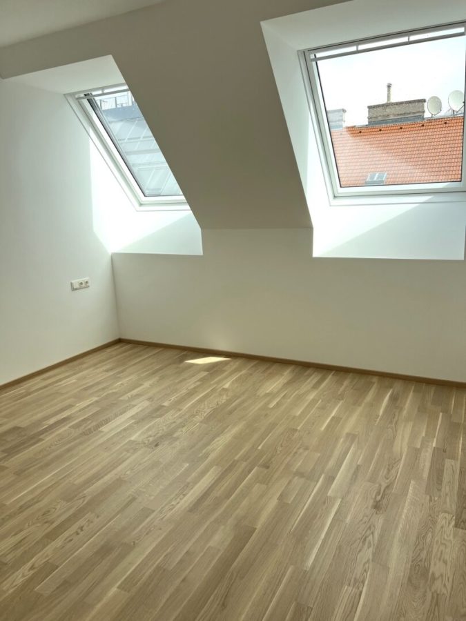 2-Zimmer-Dachgeschosswohnung (Massivbauweise) in generalsaniertem Altbau mit Loggia - Bild