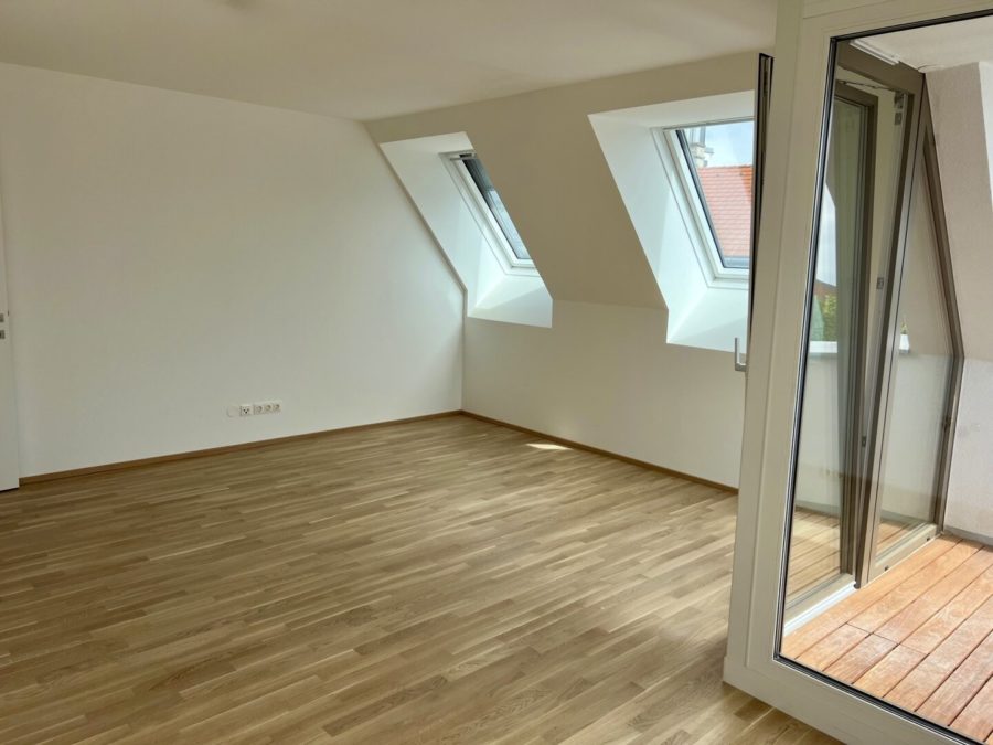 2-Zimmer-Dachgeschosswohnung (Massivbauweise) in generalsaniertem Altbau mit Loggia - Bild