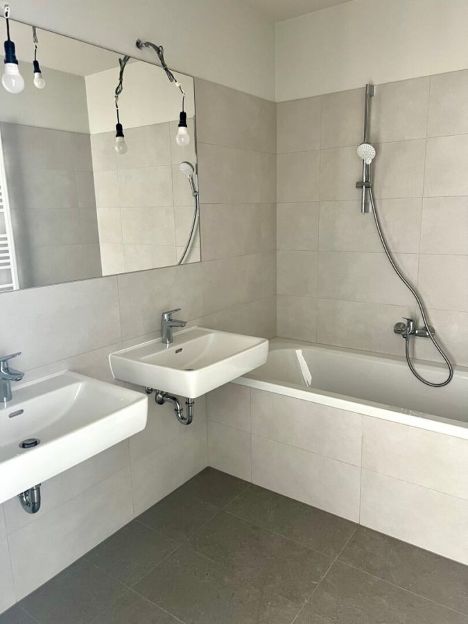 4-Zimmer-Dachgeschosswohnung (Massivbauweise) mit Terrassen in generalsaniertem Altbau - Bild
