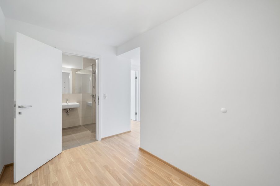 2-Zimmer-Dachgeschosswohnung (Massivbauweise) in generalsaniertem Altbau mit Loggia - Bild