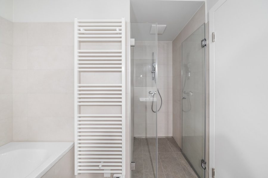 4-Zimmer-Dachgeschosswohnung (Massivbauweise) mit Terrassen in generalsaniertem Altbau - Bild