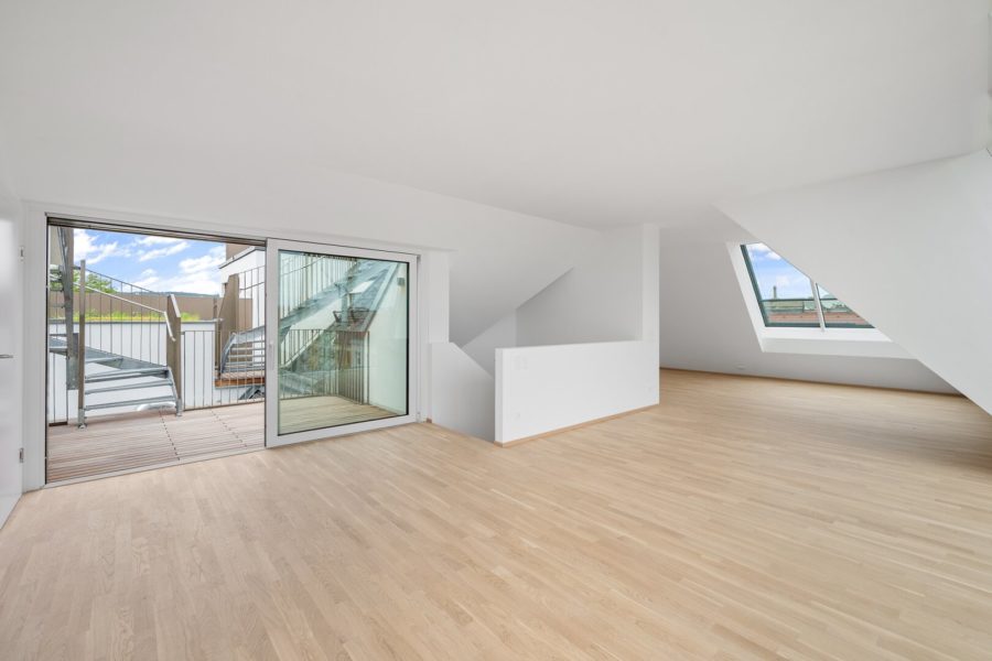 4-Zimmer-Dachgeschosswohnung (Massivbauweise) mit Terrasse und Dachterrasse in generalsaniertem Altbau - Bild