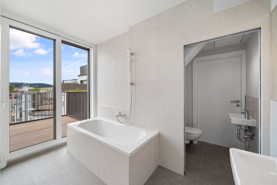 4-Zimmer-Dachgeschosswohnung (Massivbauweise) mit Terrasse und Dachterrasse in generalsaniertem Altbau - Bild