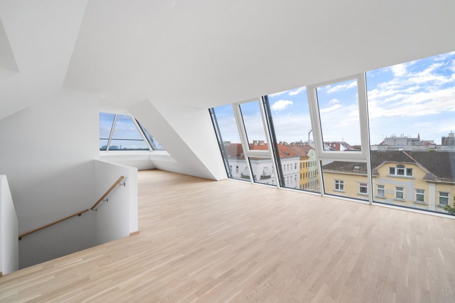 4-Zimmer-Dachgeschosswohnung (Massivbauweise) mit Terrasse und Dachterrasse in generalsaniertem Altbau - Bild