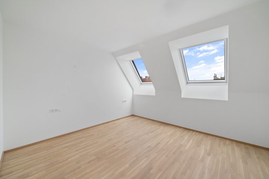 4-Zimmer-Dachgeschosswohnung (Massivbauweise) mit Terrasse und Dachterrasse in generalsaniertem Altbau - Bild