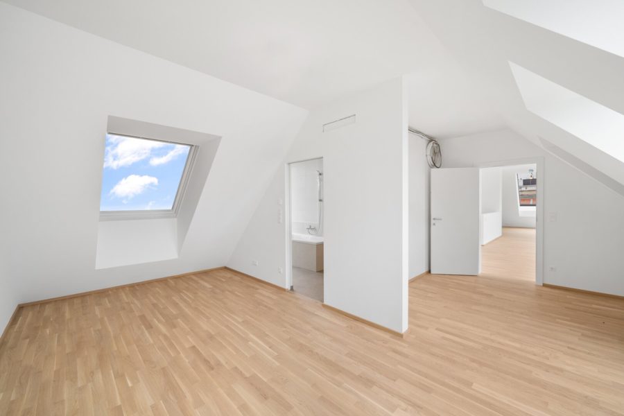 4-Zimmer-Dachgeschosswohnung (Massivbauweise) mit Terrasse und Dachterrasse in generalsaniertem Altbau - Bild