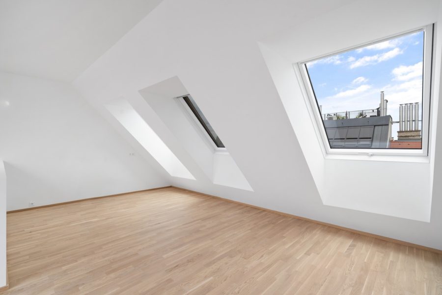 4-Zimmer-Dachgeschosswohnung (Massivbauweise) mit Terrassen in generalsaniertem Altbau - Bild