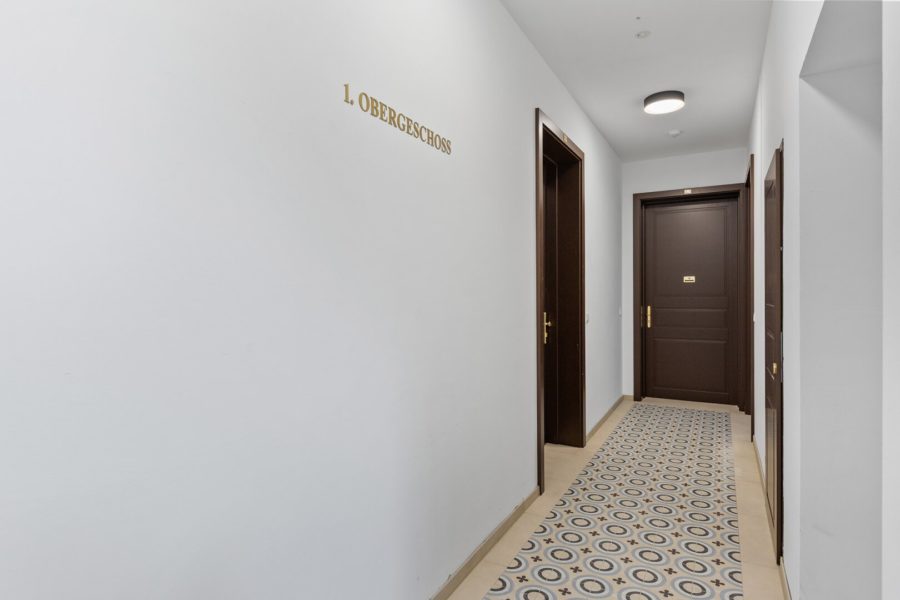 4-Zimmer-Dachgeschosswohnung (Massivbauweise) mit Terrassen in generalsaniertem Altbau - Bild