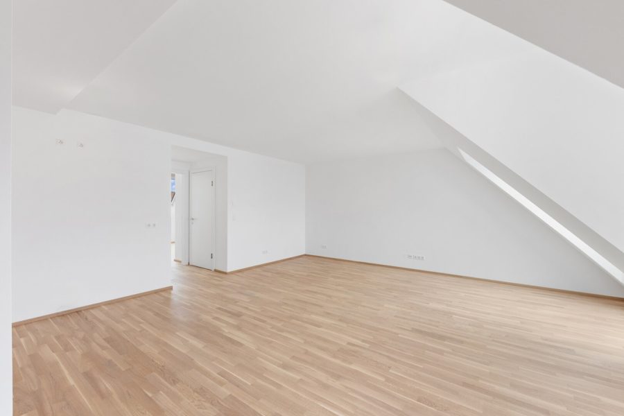 3-Zimmer-Dachgeschosswohnung (Massivbauweise) mit Balkon in generalsaniertem Altbau - Bild