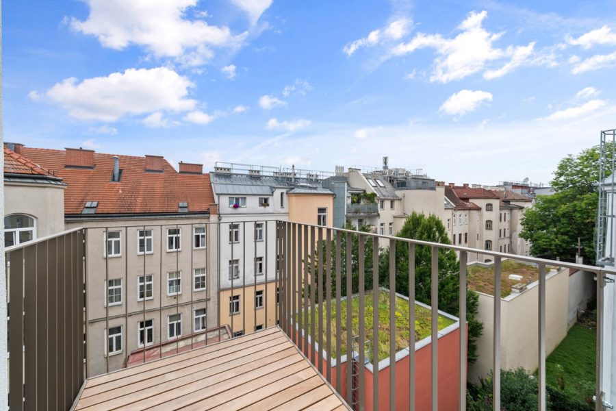 4-Zimmer-Dachgeschosswohnung (Massivbauweise) mit Terrassen in generalsaniertem Altbau - Bild