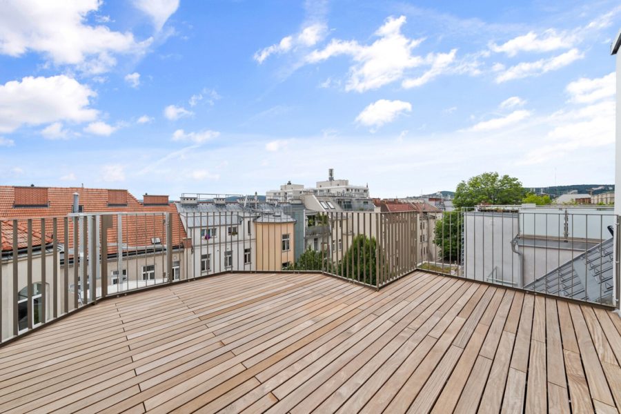 4-Zimmer-Dachgeschosswohnung (Massivbauweise) mit Terrassen in generalsaniertem Altbau - Bild