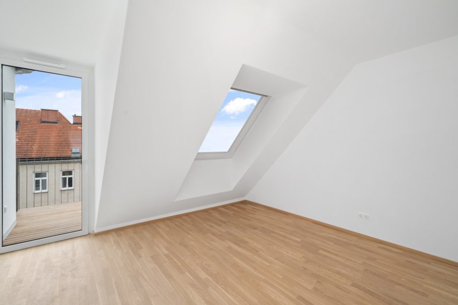 4-Zimmer-Dachgeschosswohnung (Massivbauweise) mit Terrassen in generalsaniertem Altbau - Bild