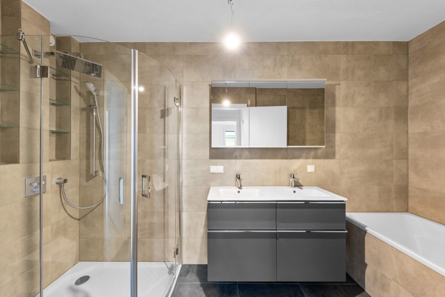 Generalsanierte Eigentumswohnung auf einer Ebene mit Terrasse - Gegenüber Sofiensäle - Bild