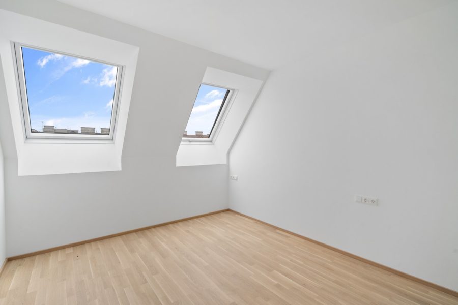 4-Zimmer-Dachgeschosswohnung (Massivbauweise) mit Terrasse und Dachterrasse in generalsaniertem Altbau - Bild