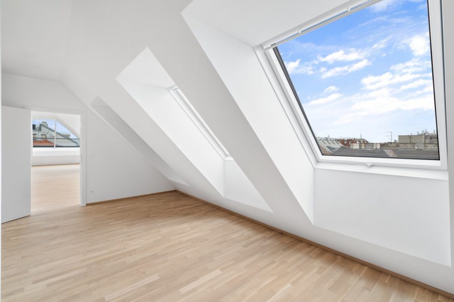 4-Zimmer-Dachgeschosswohnung (Massivbauweise) mit Terrasse und Dachterrasse in generalsaniertem Altbau - Bild