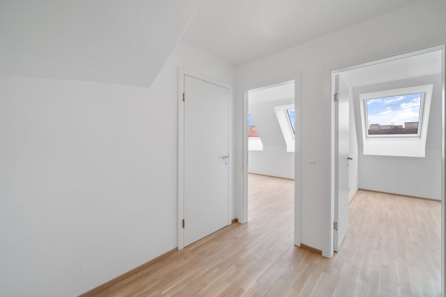 4-Zimmer-Dachgeschosswohnung (Massivbauweise) mit Terrasse und Dachterrasse in generalsaniertem Altbau - Bild