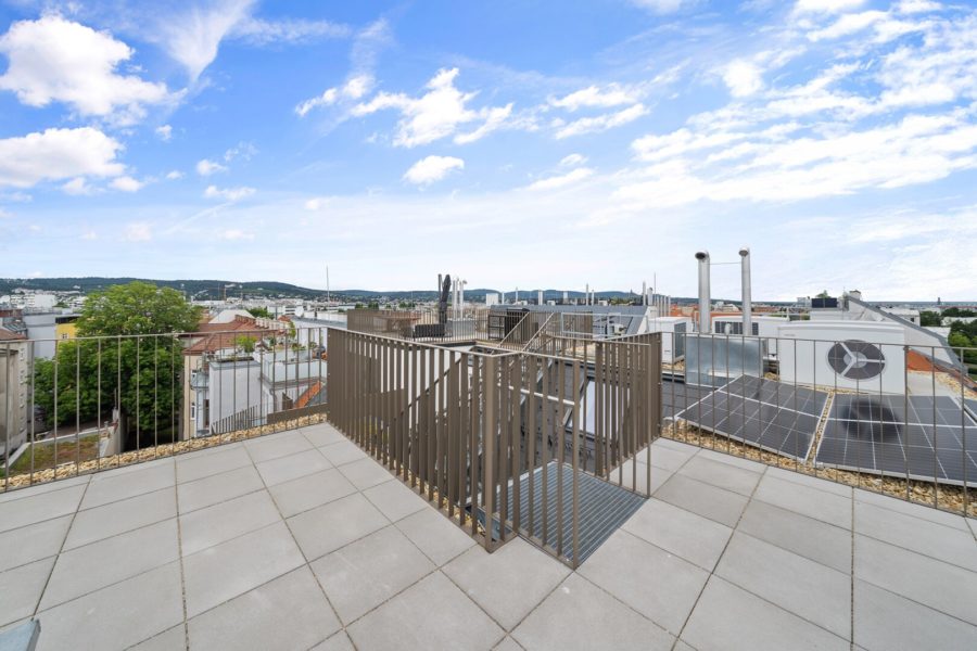4-Zimmer-Dachgeschosswohnung (Massivbauweise) mit Terrasse und Dachterrasse in generalsaniertem Altbau - Bild