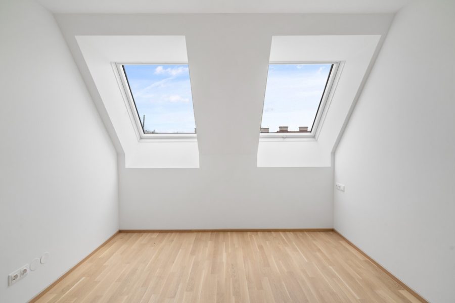 4-Zimmer-Dachgeschosswohnung (Massivbauweise) mit Terrasse und Dachterrasse in generalsaniertem Altbau - Bild