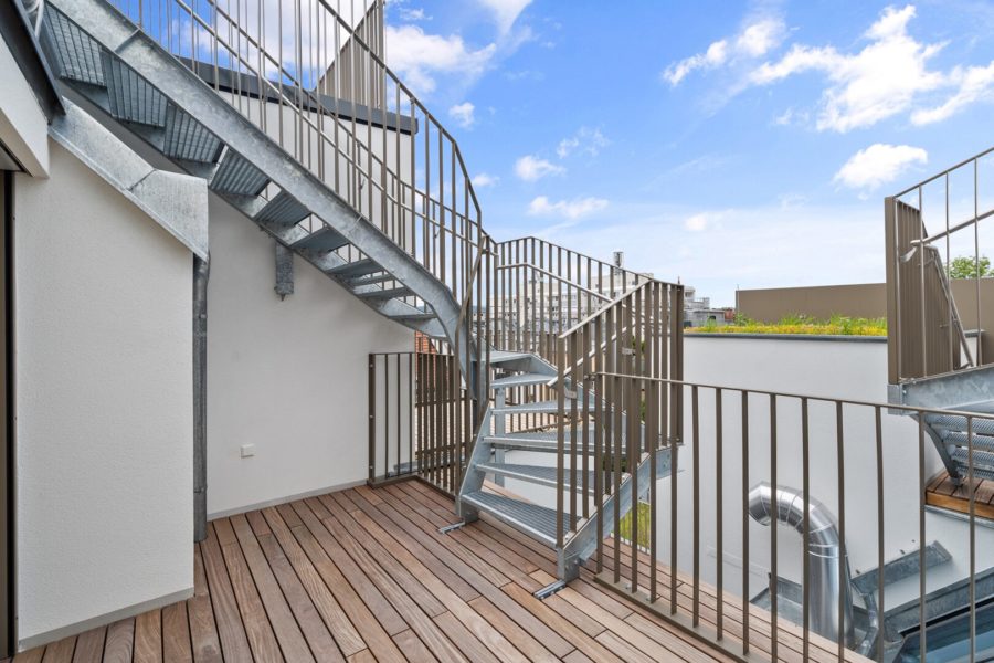 4-Zimmer-Dachgeschosswohnung (Massivbauweise) mit Terrasse und Dachterrasse in generalsaniertem Altbau - Bild