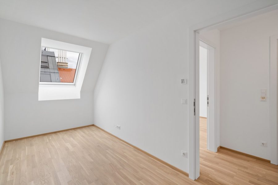4-Zimmer-Dachgeschosswohnung (Massivbauweise) mit Terrassen in generalsaniertem Altbau - Bild