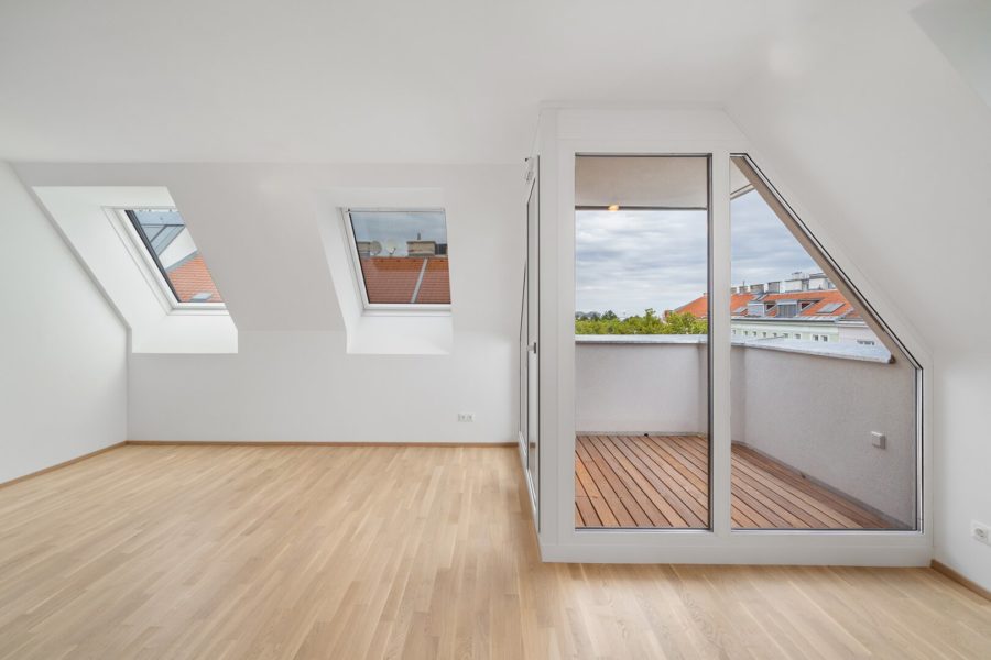 2-Zimmer-Dachgeschosswohnung (Massivbauweise) in generalsaniertem Altbau mit Loggia - Bild