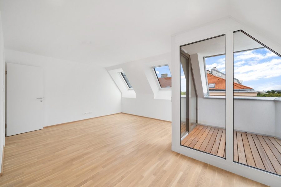 2-Zimmer-Dachgeschosswohnung (Massivbauweise) in generalsaniertem Altbau mit Loggia - Bild