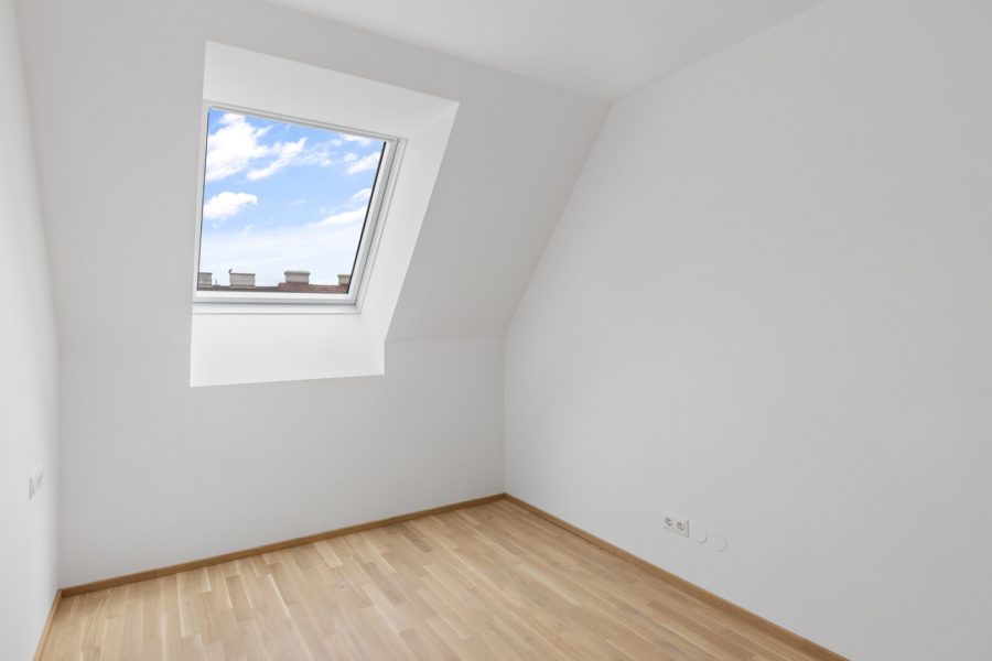 3-Zimmer-Dachgeschosswohnung (Massivbauweise) mit Balkon in generalsaniertem Altbau - Bild