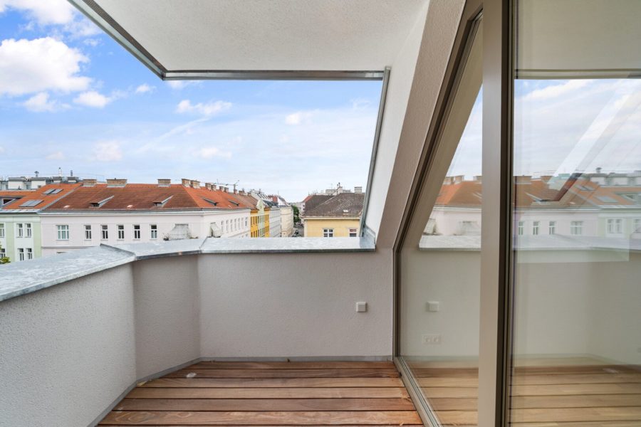 2-Zimmer-Dachgeschosswohnung (Massivbauweise) in generalsaniertem Altbau mit Loggia - Bild