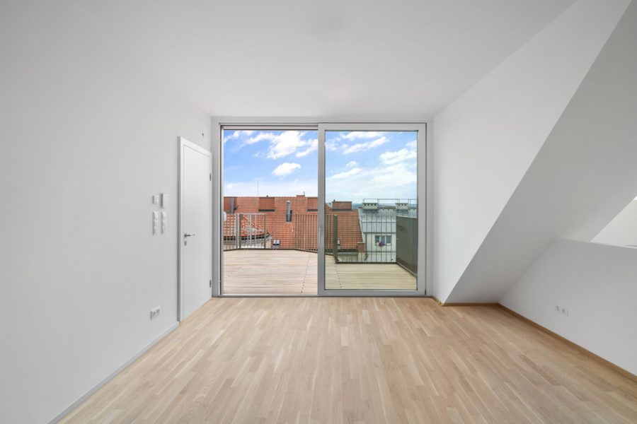 4-Zimmer-Dachgeschosswohnung (Massivbauweise) mit Terrassen in generalsaniertem Altbau - Bild