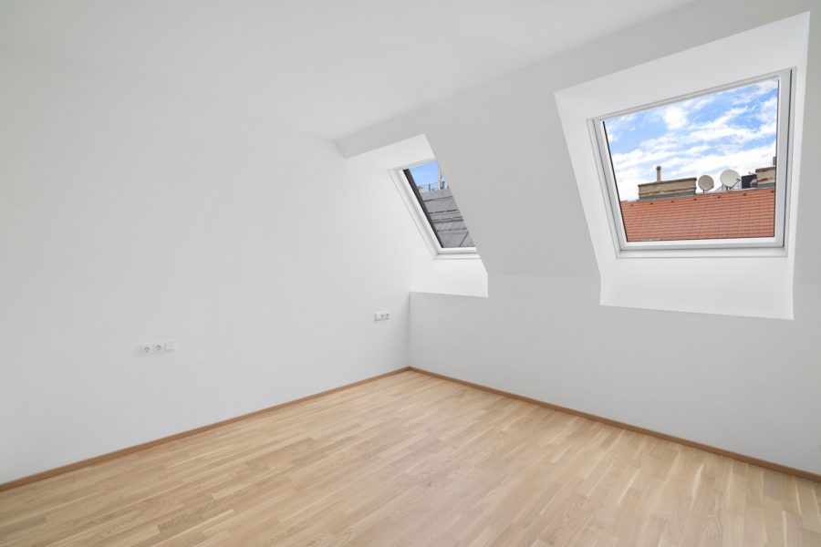 2-Zimmer-Dachgeschosswohnung (Massivbauweise) in generalsaniertem Altbau mit Loggia - Bild