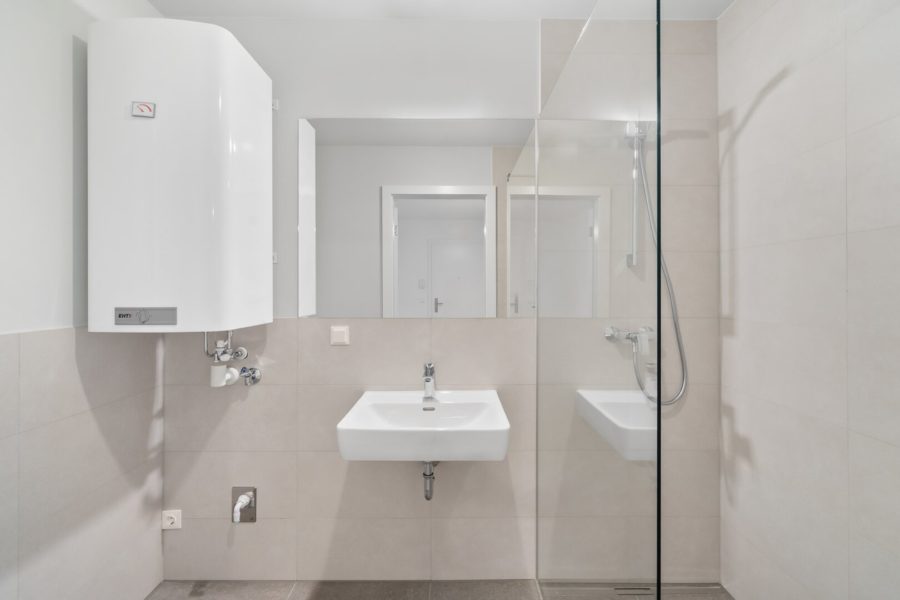 2-Zimmer-Dachgeschosswohnung (Massivbauweise) in generalsaniertem Altbau mit Loggia - Bild