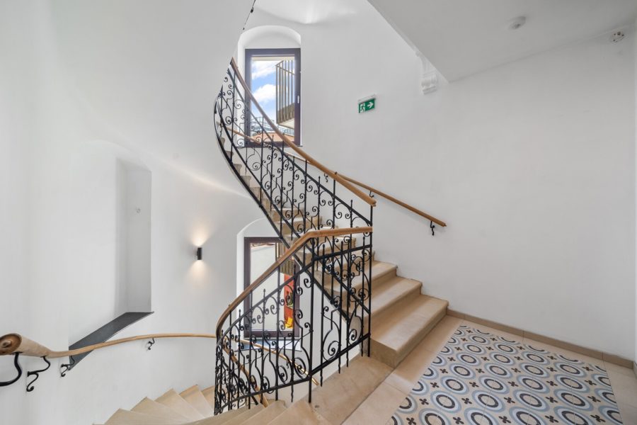 4-Zimmer-Dachgeschosswohnung (Massivbauweise) mit Terrasse und Dachterrasse in generalsaniertem Altbau - Bild