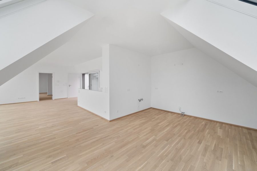 4-Zimmer-Dachgeschosswohnung (Massivbauweise) mit Terrasse und Dachterrasse in generalsaniertem Altbau - Bild
