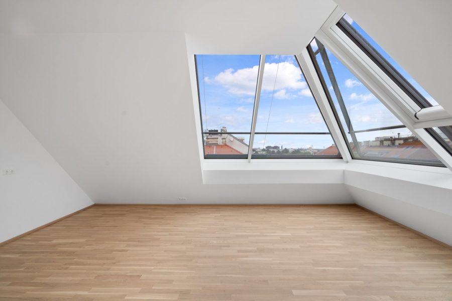 4-Zimmer-Dachgeschosswohnung (Massivbauweise) mit Terrasse und Dachterrasse in generalsaniertem Altbau - Bild